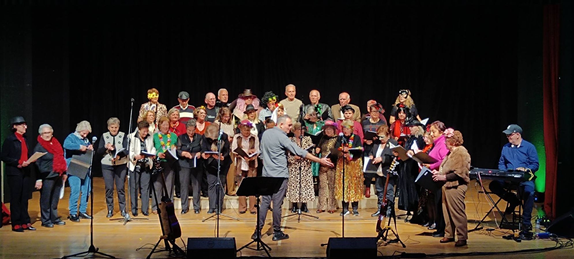 Μουσική βραδιά γεμάτη ζεστασιά με τα ΚΑΠΗ στο Δημοτικό Θέατρο Κορίνθου